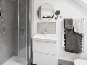 Ensuite- click for photo gallery